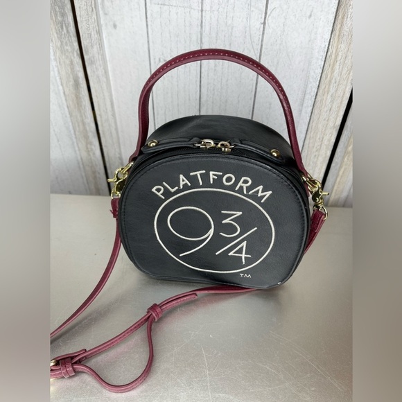 Harry Potter Hogwarts Platform 9 3/4 Crossbody Bag Handbag Purse with Charm - Picture 2 of 11